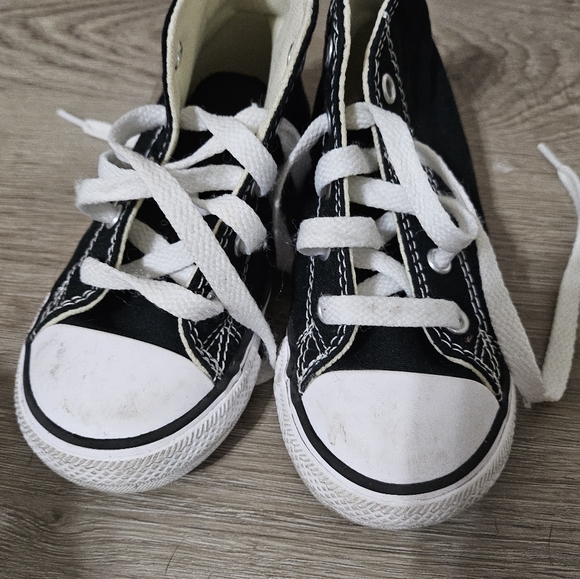 Toddler size 8 converse - Picture 2 of 3